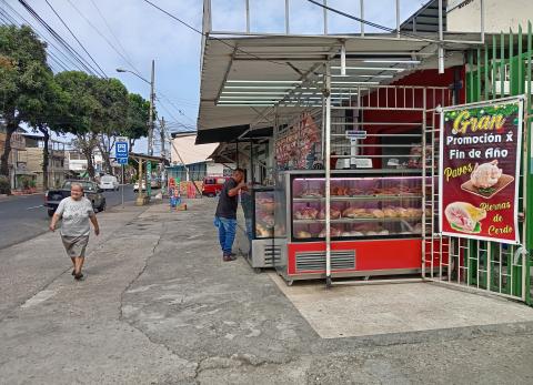 La avenida Ernesto Alb&aacute;n revive su comercio y despide el 2025 con vitrinas encendidas