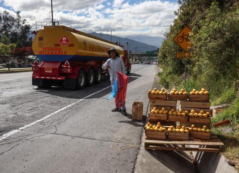 Las ventas informales causan riesgos en la Ruta Viva