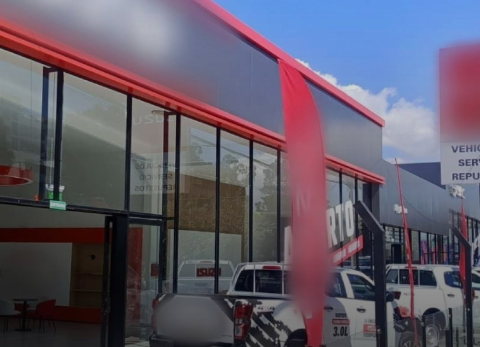 AMC se pronuncia ante invasi&oacute;n de acera de una concesionaria de autos en Quito