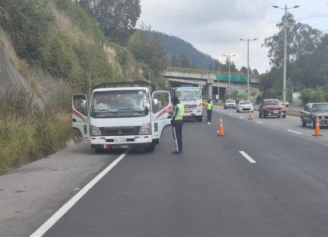 Quito: Restricci&oacute;n de paso de transporte pesado en Ruta Viva y Sim&oacute;n Bol&iacute;var comenz&oacute;