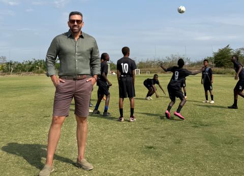 Eric Ram&iacute;rez, presidente de Guayas F, levanta una cancha para transformar vidas