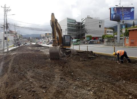 Obras en la av. Oswaldo Guayasam&iacute;n complican la movilidad y causan molestias