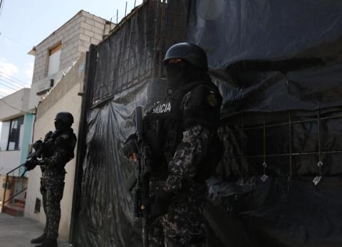 Taxista es hallado sin vida en su auto en Quito; su pareja es la principal sospechosa