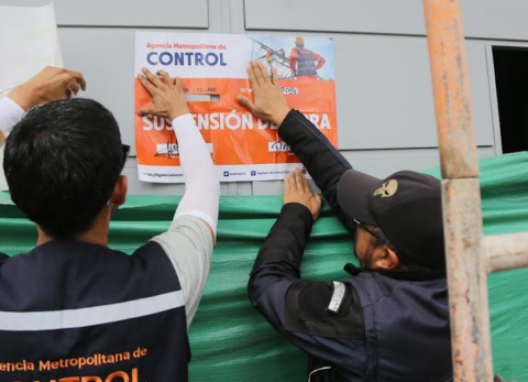 Concesionaria invade la acera en Quito y pone a prueba la eficacia de la AMC