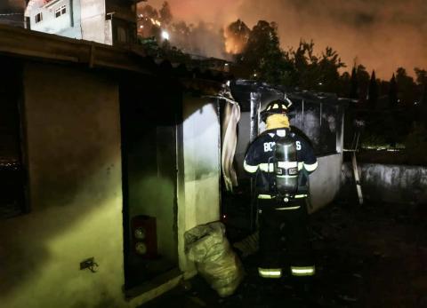 Tragedia en Conocoto: incendio en una casa de tres pisos deja un fallecido