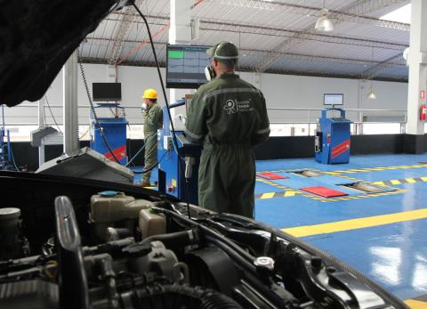 &iquest;Cu&aacute;ntos veh&iacute;culos cumplieron la revisi&oacute;n y matriculaci&oacute;n en Quito en 2025?