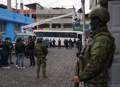 Retiran c&aacute;maras de videovigilancia instaladas por grupos delictivos en Quito