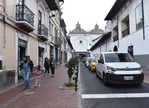 &iquest;Qu&eacute; veh&iacute;culos tienen restricci&oacute;n de Pico y placa este mi&eacute;rcoles 14 en Quito?