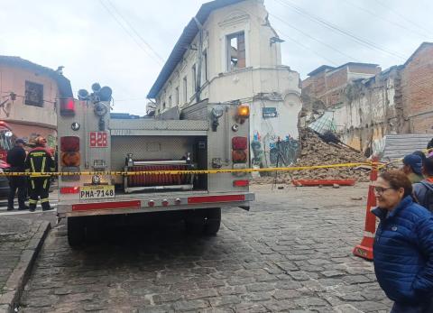 Colapso de vivienda en el sector La Tola deja cuatro personas rescatadas en Quito
