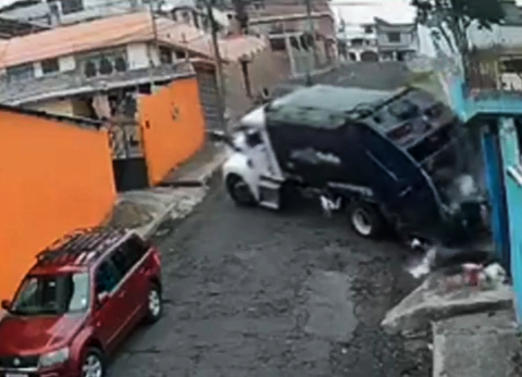 Video viral muestra choque de cami&oacute;n recolector en Quito. Emaseo se pronunci&oacute;