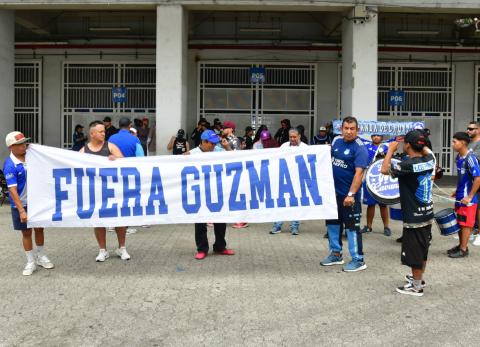 Hinchas de Emelec exigen la renuncia de Jorge Guzm&aacute;n en el Capwell