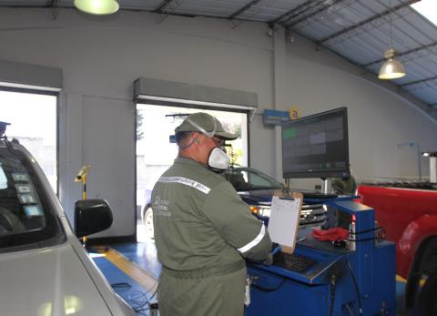 Quito inicia la Revisi&oacute;n T&eacute;cnica Vehicular 2026: costos, multas y c&oacute;mo agendar cita
