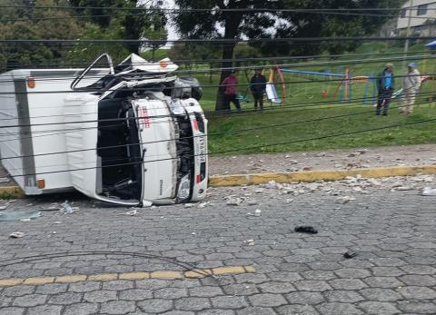 Cami&oacute;n sufri&oacute; accidente en el sur de Quito y fue asaltado: lo que se sabe