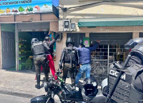 Robo de 10 celulares en restaurante de Quito deja dos procesados