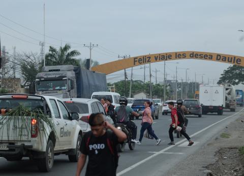 V&iacute;a Samborond&oacute;n-Salitre, la ca&oacute;tica carretera que urge ser rescatada