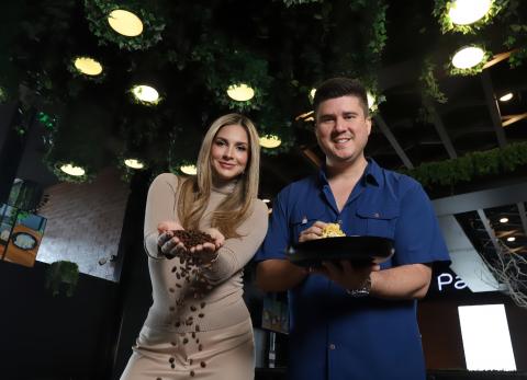 De Zaruma al Guayas: Gabriela y V&iacute;ctor sirven identidad en Zaru