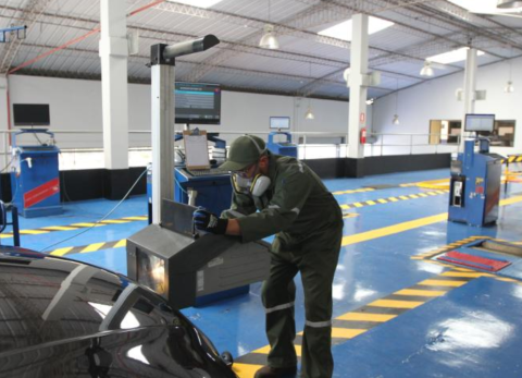 &iquest;Cu&aacute;les son las consecuencias de circular sin sticker de revisi&oacute;n t&eacute;cnica en Ecuador?