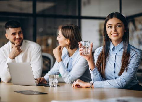 Beber poca agua reduce la concentraci&oacute;n y afecta el rendimiento en el trabajo
