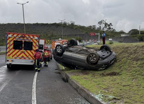 Emergencias viales en Quito: dos siniestros de tr&aacute;nsito dejan personas y cierres