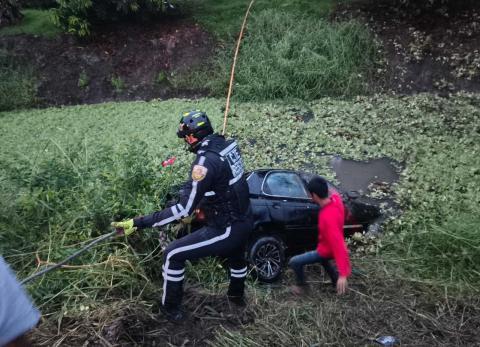 Daule de luto: accidente de tr&aacute;nsito deja tres v&iacute;ctimas tras ca&iacute;da de auto a canal