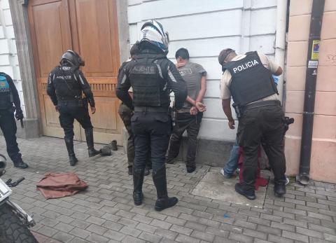 Agentes metropolitanos evitan presunto asalto en bus en el centro de Quito