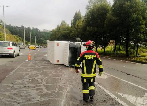 Un cami&oacute;n se volc&oacute; en la Ruta Viva y provoc&oacute; un herido