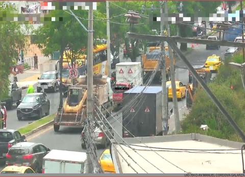 Un bus choc&oacute; contra tres veh&iacute;culos en el norte de Quito: hay tres heridos