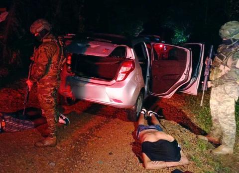 Auto con dos sujetos armados se volc&oacute; tras persecuci&oacute;n militar en Puerto Quito