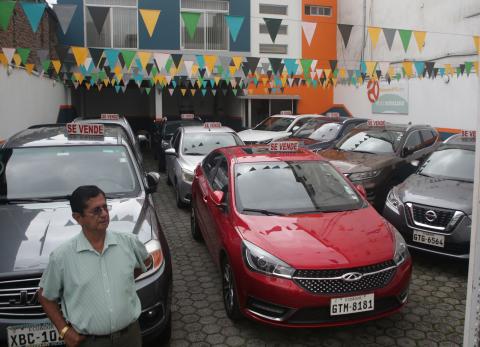 Tr&aacute;mites truncados frenan las ventas de carros en Ecuador