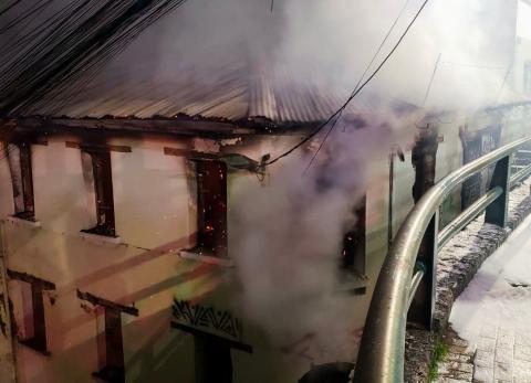 Incendio estructural en La Tola alarm&oacute; a vecinos del Centro Hist&oacute;rico de Quito