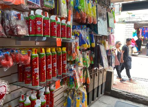 Espuma de carnaval: precios var&iacute;an en el Centro Hist&oacute;rico de Quito