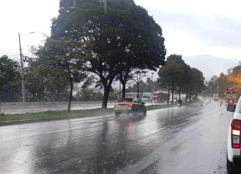 Tormenta el&eacute;ctrica en Quito: fuerte lluvia provoca tr&aacute;fico y alerta por cortes de luz