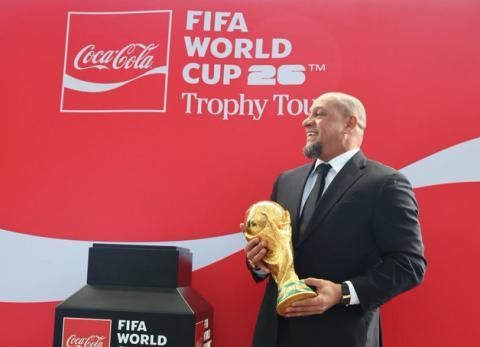 El trofeo del Mundial en Espa&ntilde;a con Roberto Carlos; a Ecuador llega el 17 de febrero