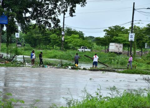 El Oro colapsa entre lluvias e inundaciones