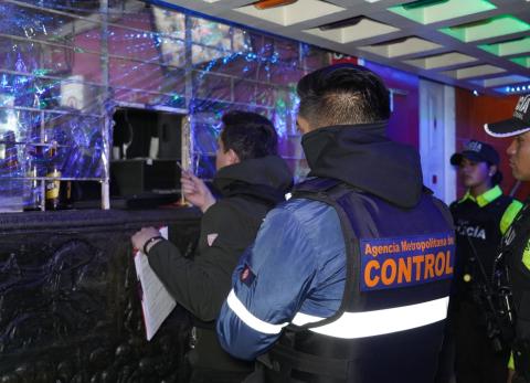 Operativo en Quito detecta armas y alcohol ilegal en centros de tolerancia