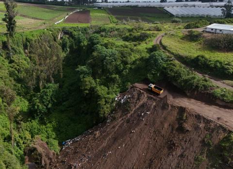 Riesgo de deslizamientos crece por rellenos ilegales en Pifo