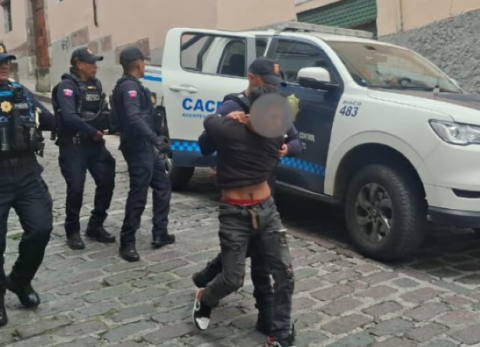 Tres detenidos por robo y agresi&oacute;n a taxista tras operativo en el centro de Quito