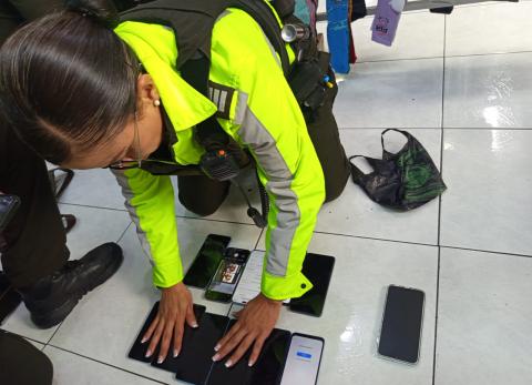 Clausuran local por venta de celulares robados en el centro de Quito