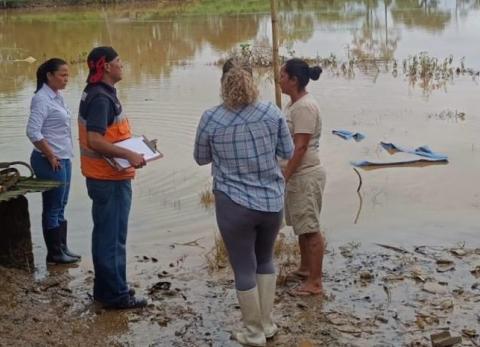 Invierno deja estudiantes aislados y casas inundadas en Loja y Los R&iacute;os