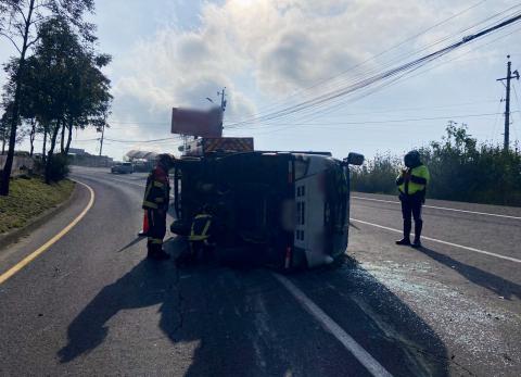 Volcamiento de cami&oacute;n provoca cierre parcial y tr&aacute;fico en la Sim&oacute;n Bol&iacute;var