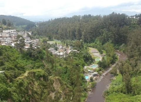 En pleno aguacero, bomberos protagonizan un rescate inusual en Quito