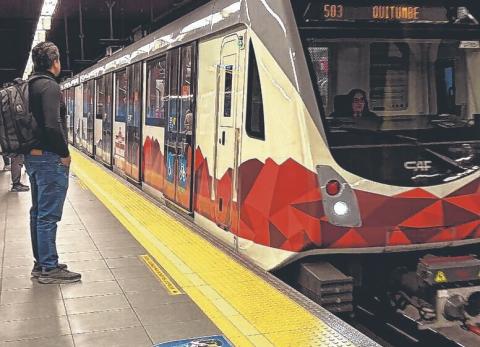 Pasajeros del Metro de Quito reportan lentitud y m&aacute;quinas fuera de servicio