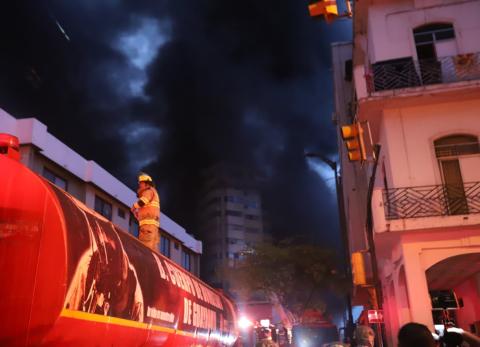 Incendio en el centro de Guayaquil: El fantasma de 1997 volvi&oacute; a la Bah&iacute;a