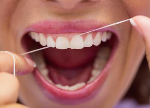 Hilo dental: el peque&ntilde;o h&aacute;bito que protege dientes, enc&iacute;as y hasta el coraz&oacute;n