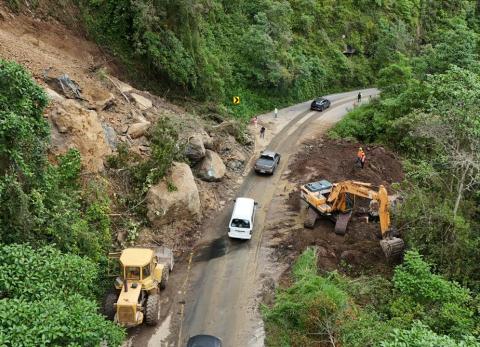 Cierre de la v&iacute;a Mitad del Mundo &ndash; R&iacute;o Blanco por lluvias