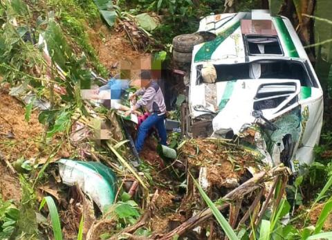 Seis heridos en vuelco de buseta de pasajeros en Cuenca