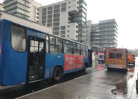 Choque de buses en Quito deja cinco heridos y cierre vial en Manuel Larrea