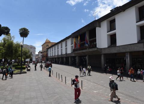 Pabel Mu&ntilde;oz advierte posibles despidos, pero destina $1,5 millones a publicidad