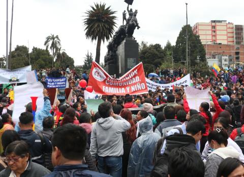Protesta en Quito contra la ley GAD: manifestantes rodean la Asamblea