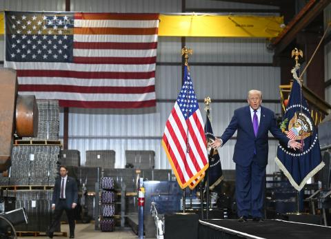 Trump condena fallo contra sus aranceles y anuncia nueva tasa global del 10 %